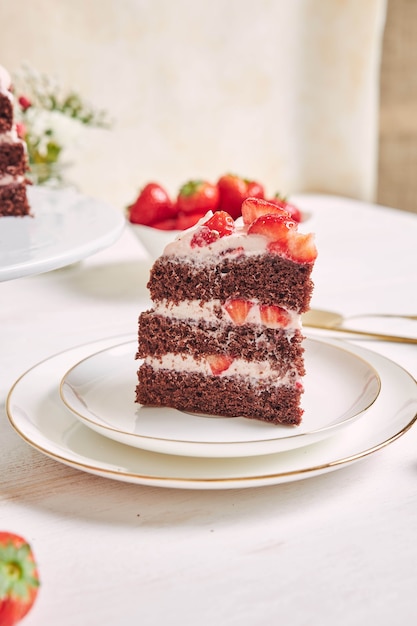 皿の上のおいしいストロベリーケーキの部分のクローズアップショット