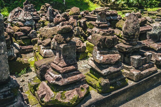 インドネシア、バリ島の寺院の石の山のクローズアップショット
