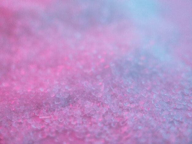 반짝임이 있는 분홍색과 파란색 표면의 근접 촬영
