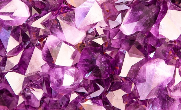 Снимок крупным планом фиолетовой текстуры аметиста