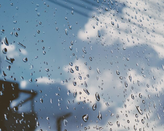 ガラス窓に雨滴のクローズアップショット