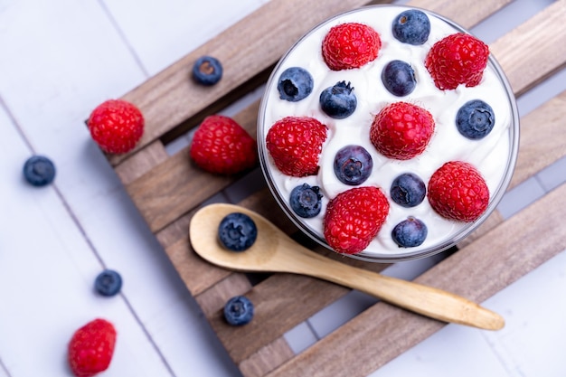 Free photo closeup shot of raspberries, blueberries on yogurt