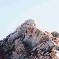 Free photo closeup shot of rock formations under a clear sky