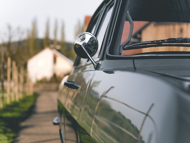 Снимок крупным планом бокового зеркала старинного автомобиля