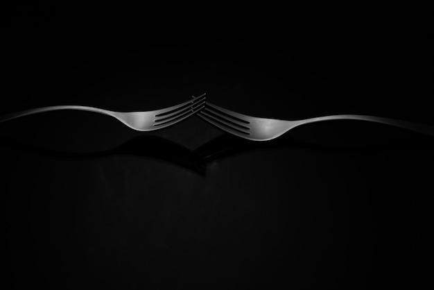 Free photo closeup shot of silver forks isolated