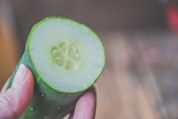 Free photo closeup shot of sliced cucumber