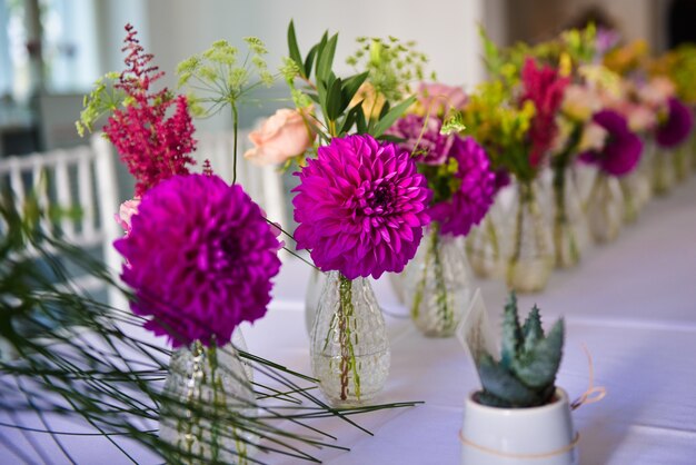 Снимок крупным планом небольших ваз с красивым фиолетовым цветком гортензии