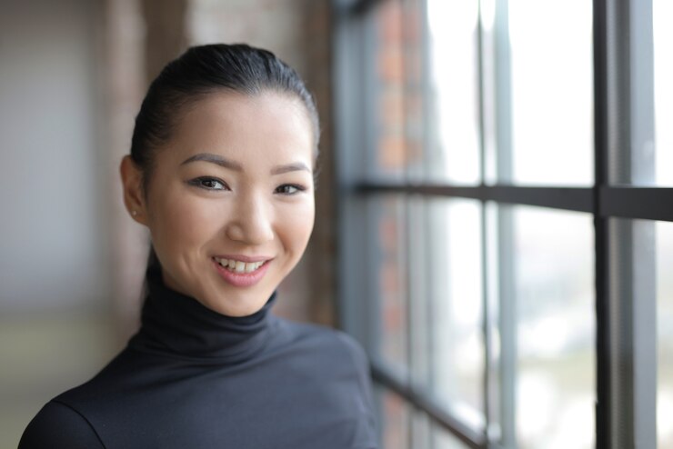 無料Photo 正面を見て笑顔の魅力的な女性のクローズアップショット