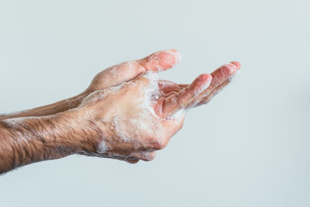 Снимок крупным планом намыленных рук человека