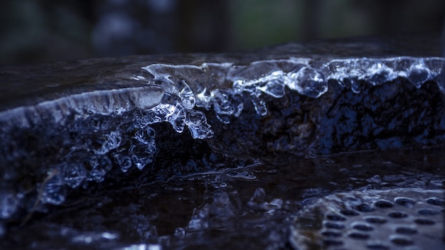 Foto gratuita colpo del primo piano di una fontana in pietra con acqua gocciolante