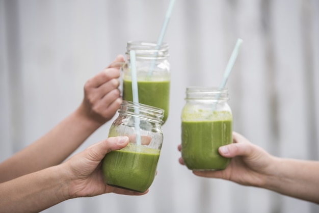 Free photo closeup shot of tasty green vegan fresh smoothie