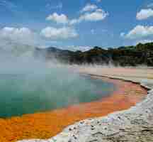 Foto gratuita colpo del primo piano di un lago termale al wai-o-tapu, rotorua, nuova zelanda