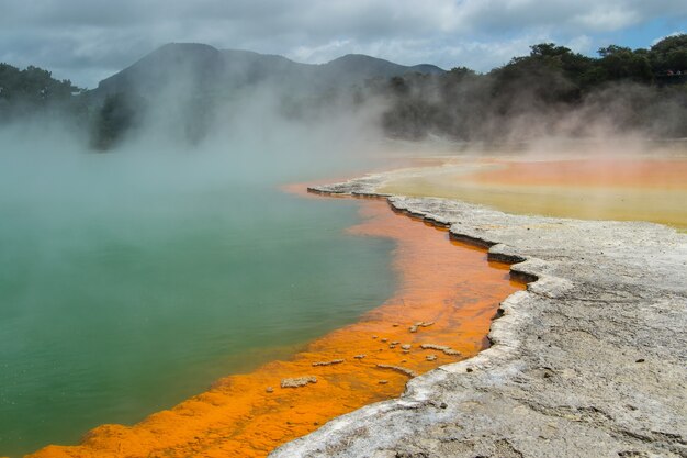 ニュージーランド、ロトルアのワイオタプにある温泉湖のクローズアップショット