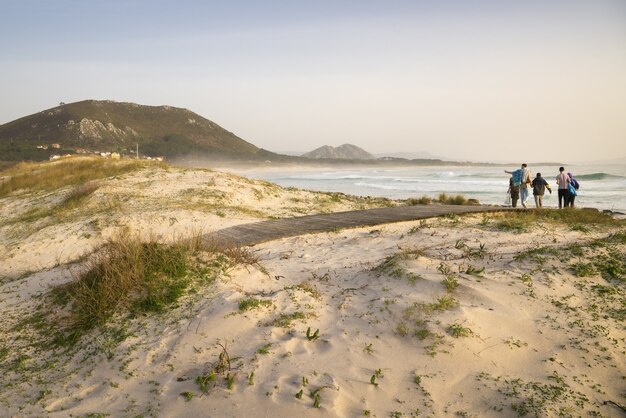 Снимок крупным планом туристов, идущих на пляж Ларино в солнечный день