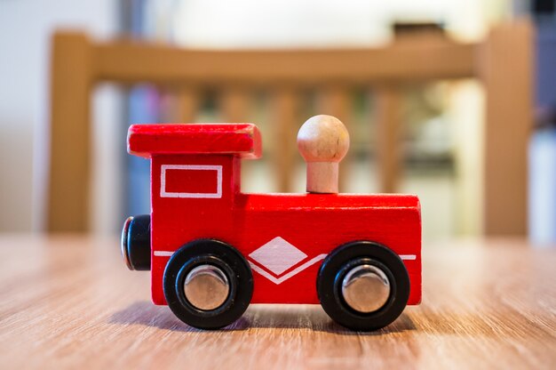 나무 테이블에 장난감 빨간 나무 열차의 근접 촬영 샷
