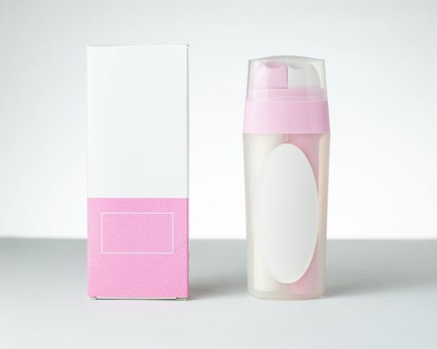 Foto gratuita primo piano di due prodotti per l'igiene femminile con spazio per il testo