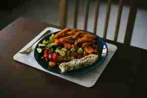 Free photo closeup shot of a vegetable salad and potatoes cut into fine juliennes on the wooden table