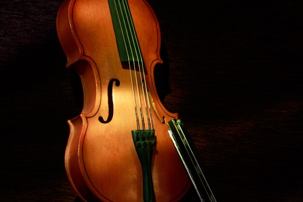 Снимок крупным планом скрипки на темном фоне
