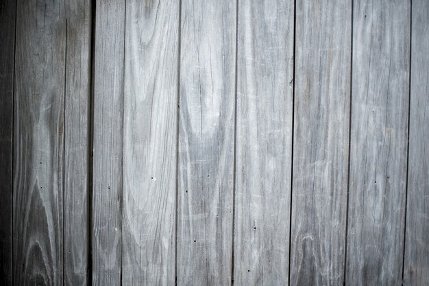 Снимок крупным планом стены из вертикальных серых деревянных досок