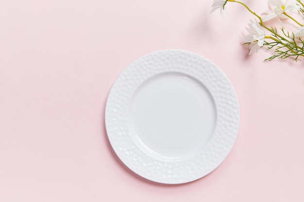 Снимок крупным планом белой тарелки на цветном фоне