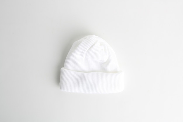 Free photo closeup shot of a white wool baby hat isolated on a white background