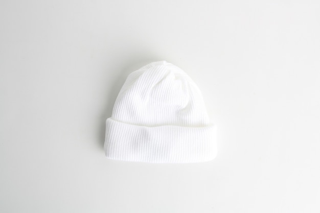 Снимок крупным планом детской шапки из белой шерсти, изолированной на белом фоне