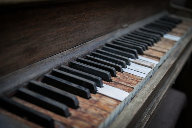 Крупным планом выстрел из деревянных клавиш пианино