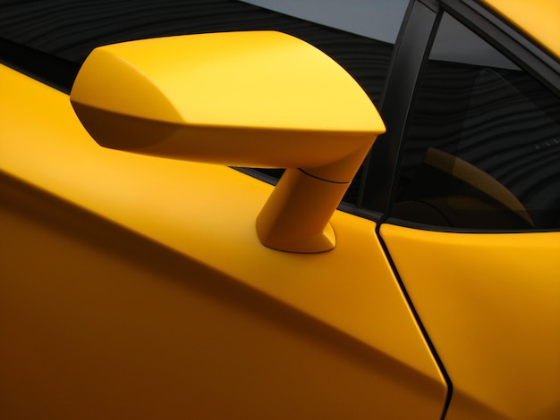 Foto gratuita primo piano di un'auto sportiva gialla