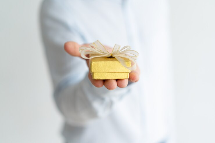 Free Photo closeup of small gift on male hand