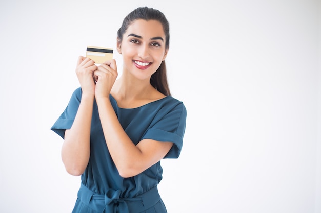 Free photo closeup of smiling indian lady showing credit card