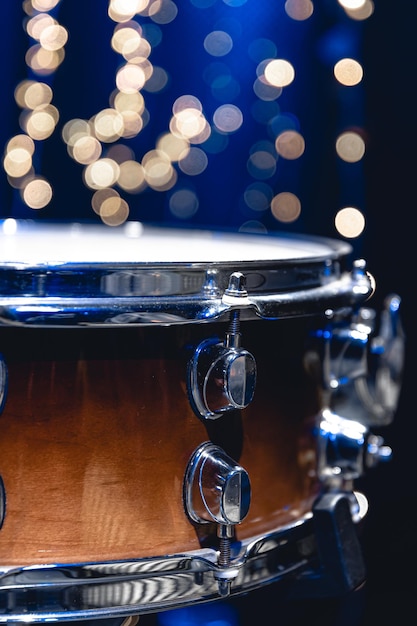 Free photo closeup snare drum on a blurred background with bokeh lights