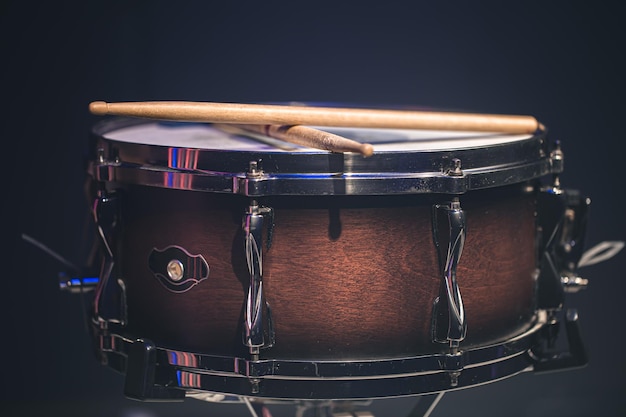 Free photo closeup snare drum on a dark background isolated copy space