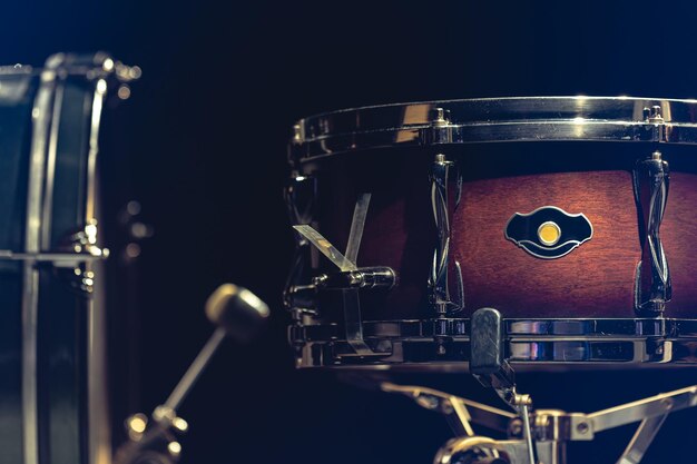 Free photo closeup snare drum on a dark background isolated