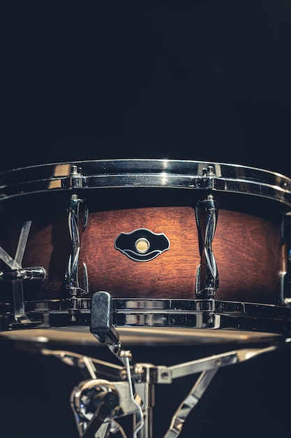 Free photo closeup snare drum on a dark background isolated