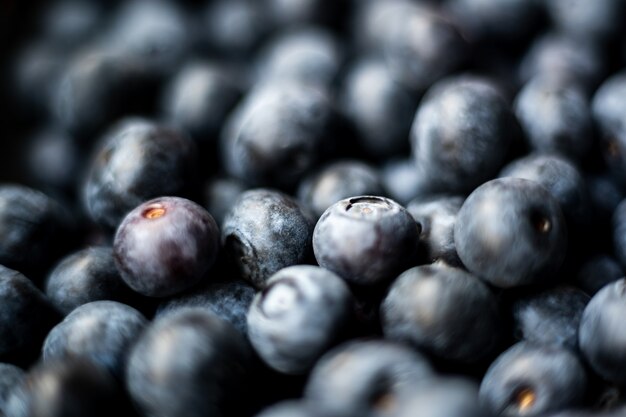 맛있는 billberries의 근접 촬영 소프트 포커스 샷