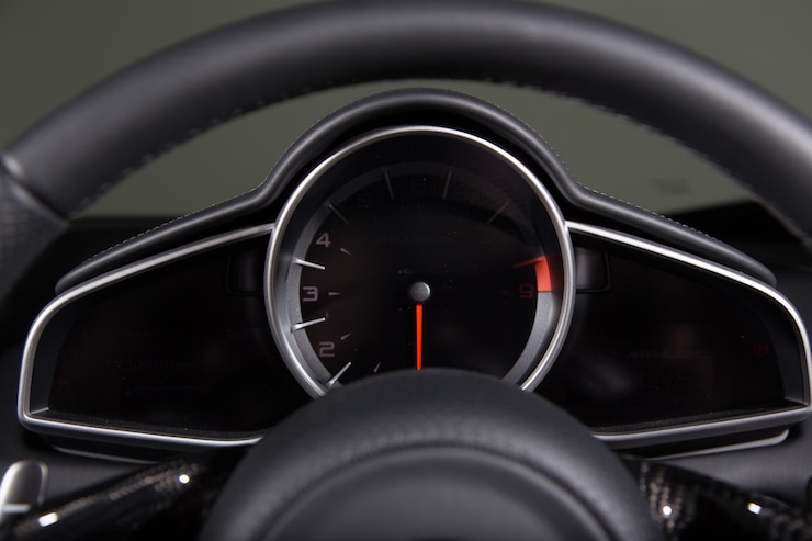 無料Photo ライトの下でスピードメーターと現代の車のハンドルのクローズアップ