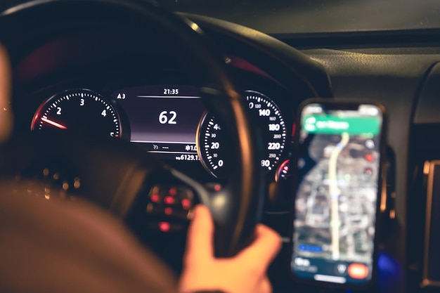 Foto gratuita close-up del volante e del navigatore in un'auto di notte