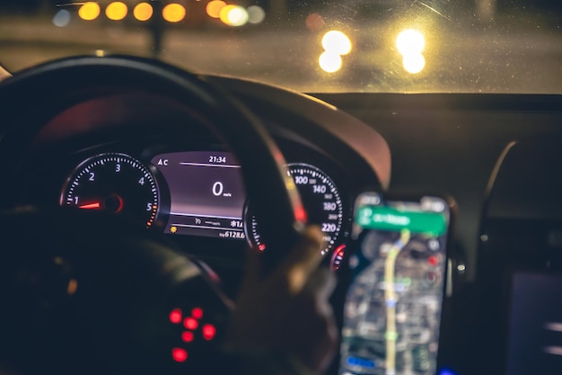 Free photo closeup steering wheel and navigator in a car at night