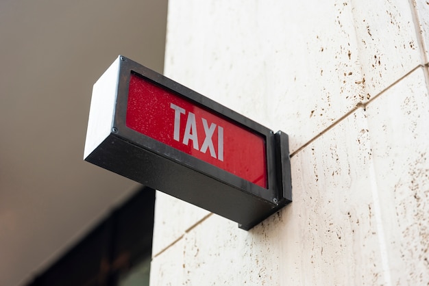 Foto gratuita segno del taxi del primo piano fuori di costruzione