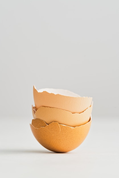 Free photo closeup vertical shot of eggshells isolated