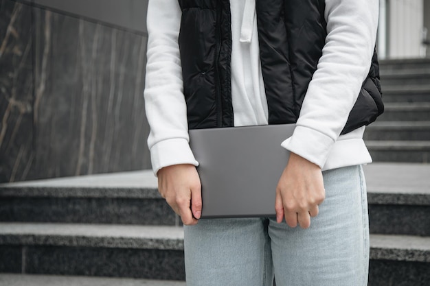 Primo piano una donna sta usando un tablet all'esterno