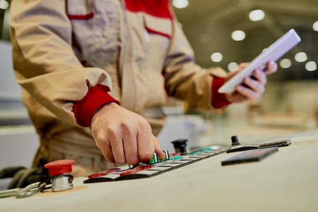 Foto gratuita primo piano di un lavoratore che utilizza una macchina automatizzata presso l'impianto di produzione della lavorazione del legno