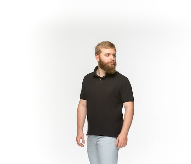 白い背景に分離された空の黒いtシャツで若い男の体のクローズアップ。
