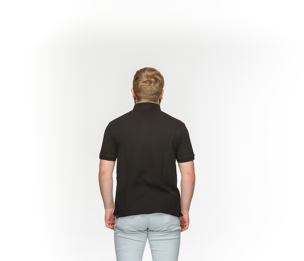 공백에 고립 된 빈 검은 티셔츠에 젊은 남자의 몸의 근접 촬영. disign 개념을 모의