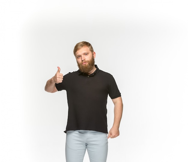 ホワイトスペースに分離された空の黒いtシャツで若い男の体のクローズアップ。設計コンセプトを模擬