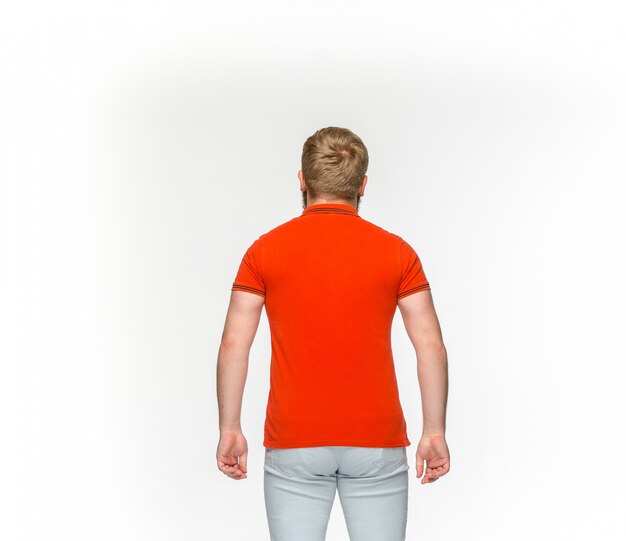 흰색에 고립 된 빈 빨간 티셔츠에 젊은 남자의 몸의 근접 촬영