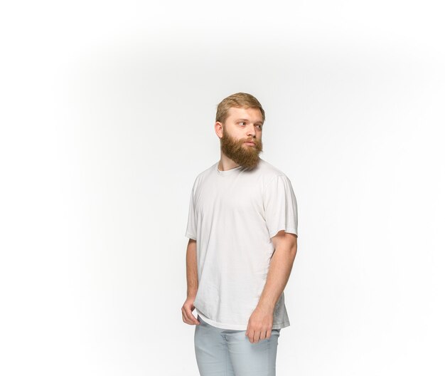 Крупный план тела молодого человека в пустой белой футболке изолированной на белой предпосылке. Одежда, макет для концепции дизайна с копией пространства. Передний план