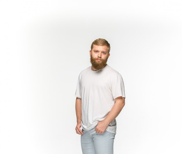 Крупный план тела молодого человека в пустой белой футболке изолированной на белом космосе. Макет для концепции дизайна