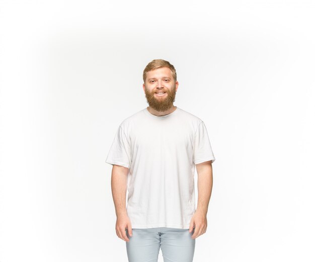 화이트 빈 흰색 티셔츠에 젊은 남자의 시체의 근접 촬영.