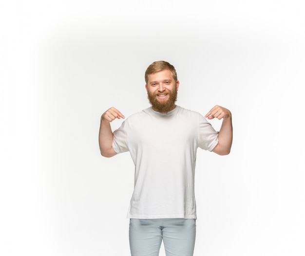 Крупный план тела молодого человека в пустой белой футболке на белом.